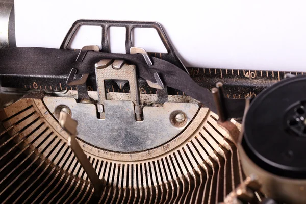 Alte Schreibmaschine mit leerem Blatt — Stockfoto