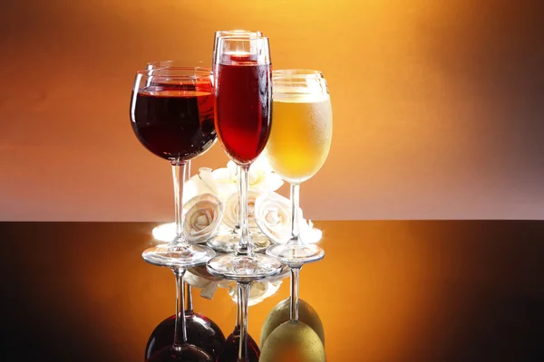 Bicchieri di vino con fiori — Foto Stock