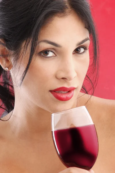 Donna che beve vino rosso in un bicchiere — Foto Stock