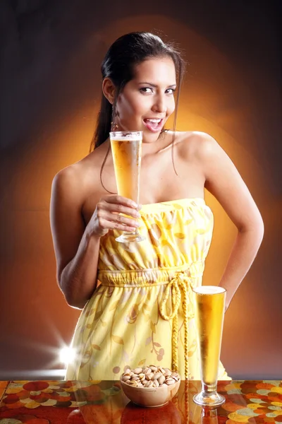 Cute brunette girl with beer and nuts — Φωτογραφία Αρχείου