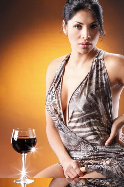 Bruna ragazza beve un vino rosso — Foto Stock