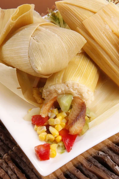 Tamale enveloppé dans des feuilles de maïs séchées — Photo