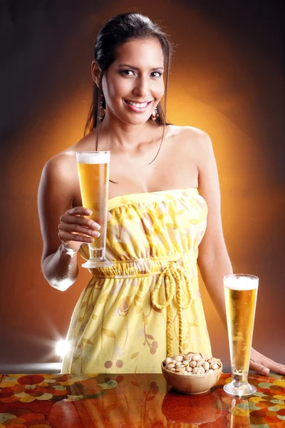 Cute brunette girl with beer and nuts — Φωτογραφία Αρχείου