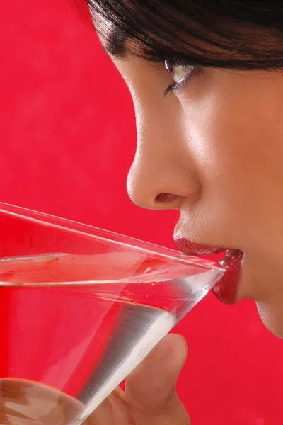 Chica bebe un martini en un vaso — Foto de Stock