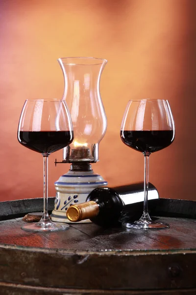 Wine glasses with bottle and lantern — 图库照片