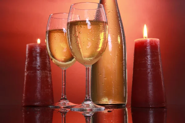 Beyaz şarap, gözlük ve şişe — Stok fotoğraf