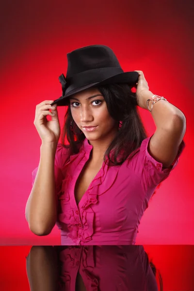 Bruna ragazza con cappello — Foto Stock