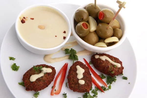 Gebakken kibbe, ontpit olijven en bieten hummus tahine — Stockfoto