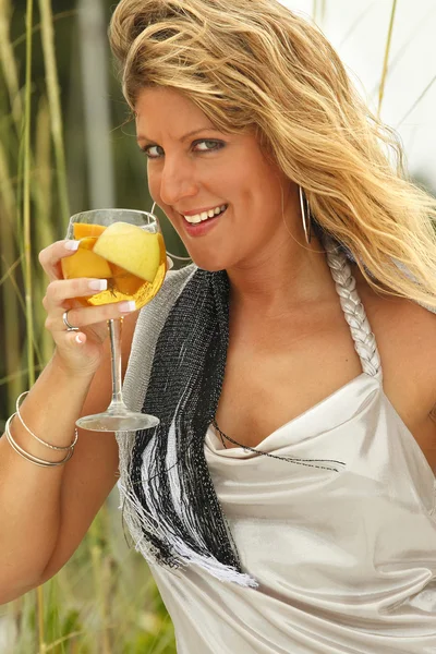 Cocktail donna con vino Sangria — Foto Stock