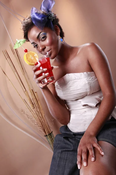 Carino ragazza afro-americana con cocktail — Foto Stock