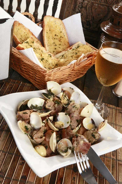 Traditional Portuguese pork & clams — Stock Photo, Image