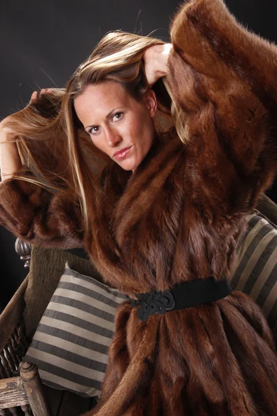 毛皮のコートの女性モデル — ストック写真