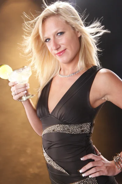 Sexy blondes Mädchen mit Cocktail — Stockfoto