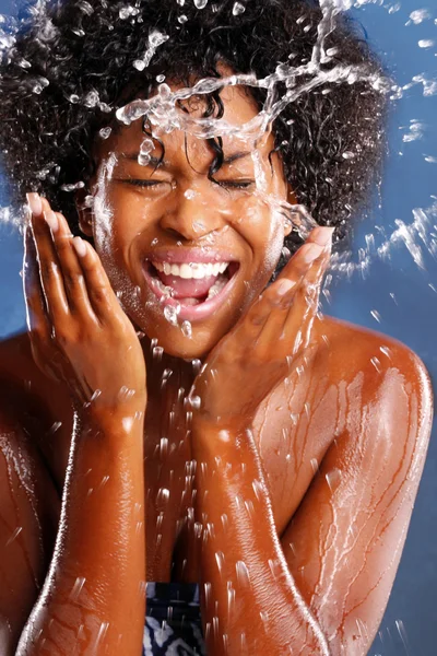 Girl splashes water to clean her face — Stock Photo, Image