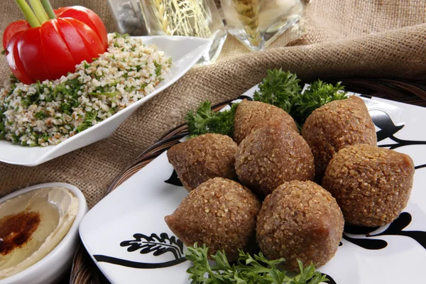 Stekt Kibbe med Tabouli och Hummus Tahine — Stockfoto