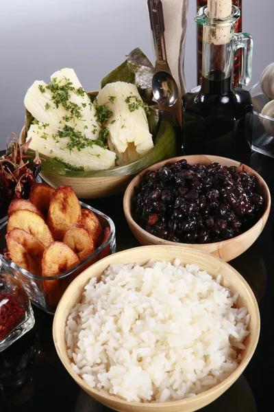 Platos latinos tradicionales en la mesa — Foto de Stock