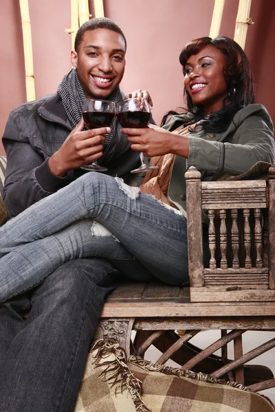 Młoda para cieszy się czerwone wino — Zdjęcie stockowe