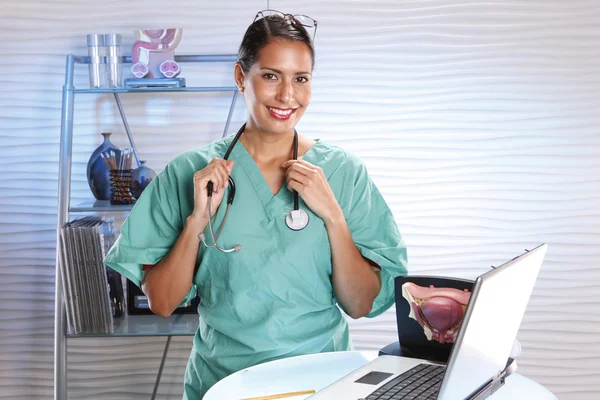 Urólogo mantiene registros con un ordenador portátil — Foto de Stock