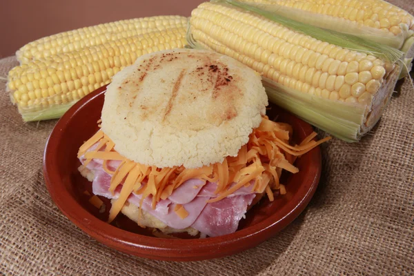 Arepa hamon y queso — Fotografia de Stock