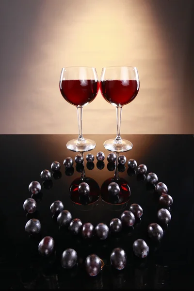 Wine glasses with face sign from grapes — Stockfoto