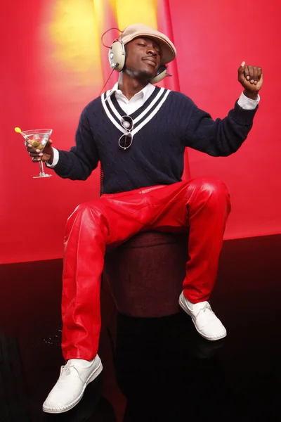 Man lisens music and drinks cocktail — Stock Photo, Image