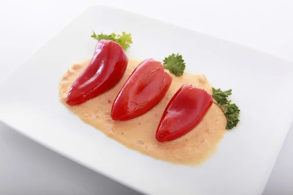 Gevulde paprika's met romige saus — Stockfoto