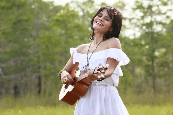 Woman playing guitar — Stock Photo, Image