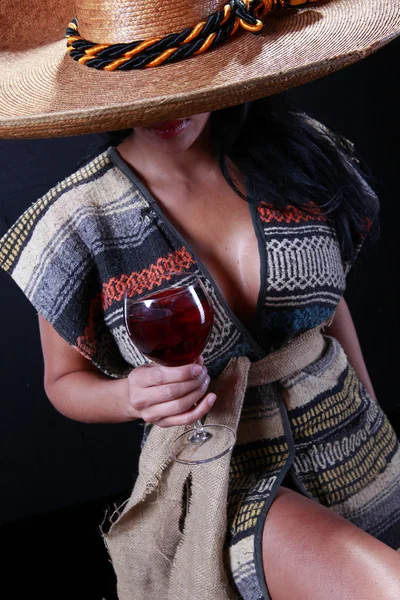 Mexická dívka pití červeného vína — Stock fotografie