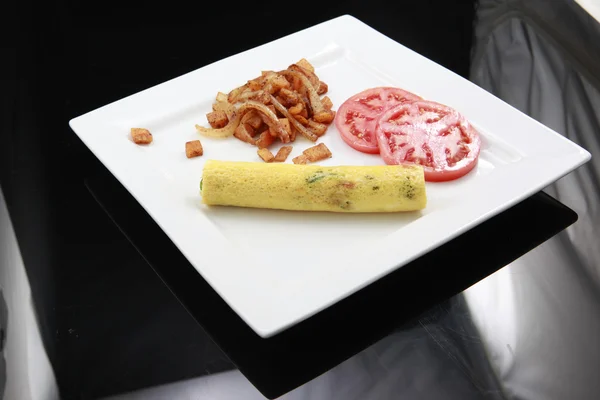 Omelette roulée avec gruau et tomate — Photo