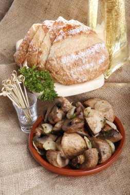 Sarımsak ve Fransız ekmeği ile champignon mantar