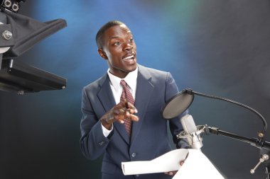 TV veya radyo haber spikeri
