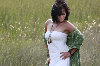 Esmer kız alanında poz