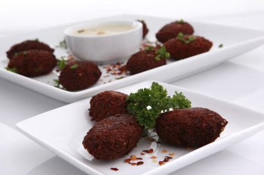 Kızarmış kibbe ve humus tahine