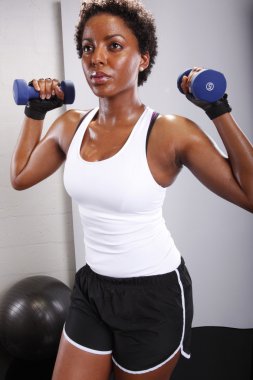 Afro Amerikalı kadın dumbbells ile