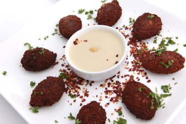 Kızarmış kibbe ve humus tahine