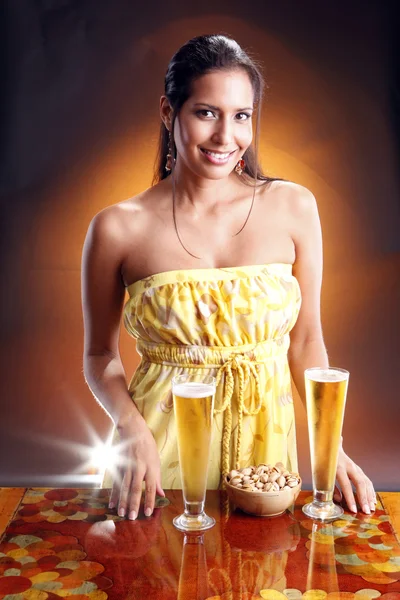 Menina morena bonito com cerveja e nozes — Fotografia de Stock