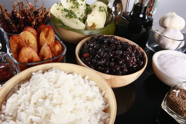 Pratos latinos tradicionais na mesa — Fotografia de Stock