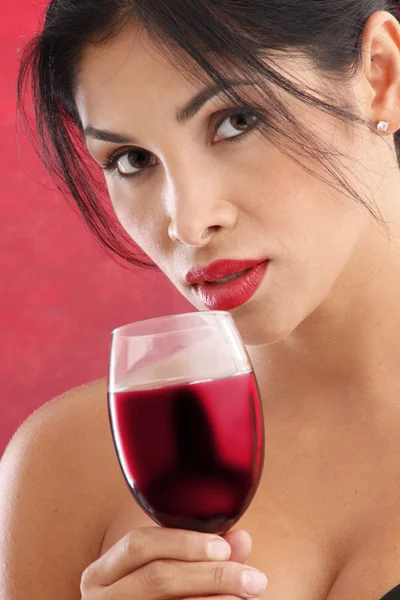 Donna che beve vino rosso in un bicchiere — Foto Stock