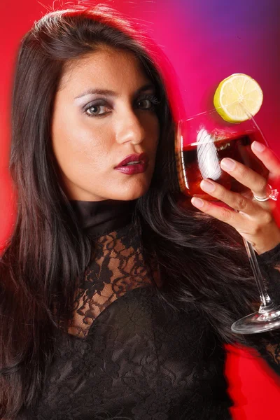 Linda morena y vino tinto — Foto de Stock