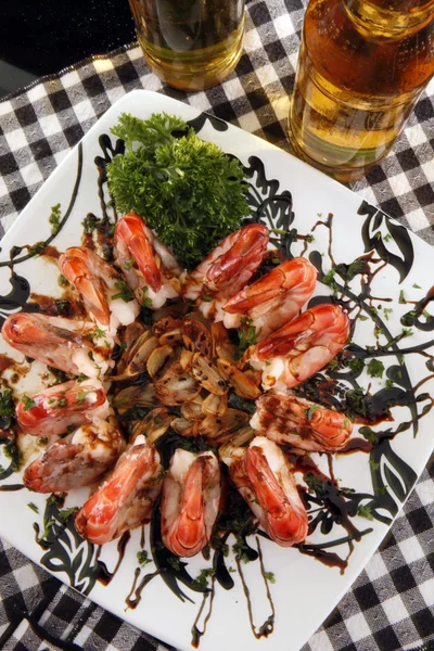 Garlic butter rock shrimp and beer — Stock Photo, Image