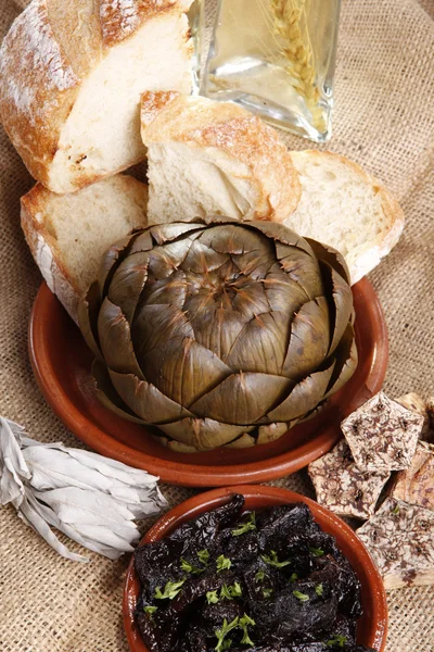 Steamed artichoke and sun dried tomato vinaigrette — Stock Photo, Image