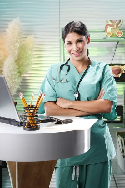 Médico femenino trabajando con portátil — Foto de Stock