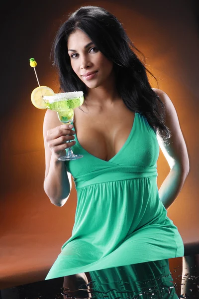 Brunette girl drinks a Margarita cocktail — Stock Photo, Image