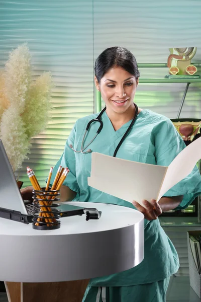 Médico femenino trabajando con portátil — Foto de Stock