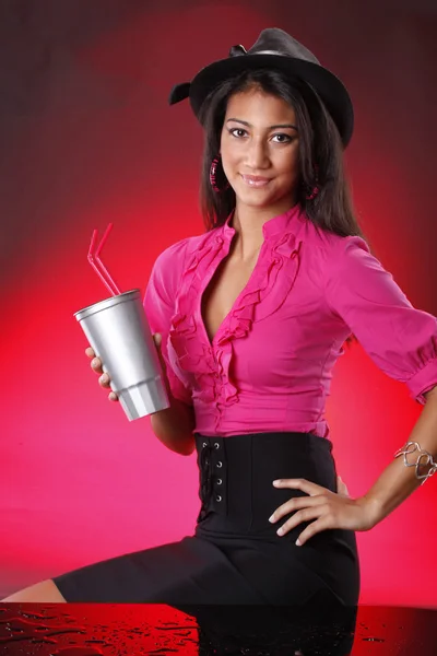 Brunett tjej i hatt med soda cup — Stockfoto