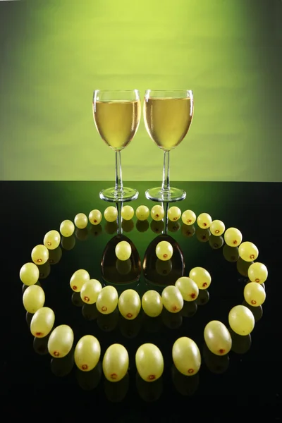 Wine glasses with face sign from grapes — Stockfoto