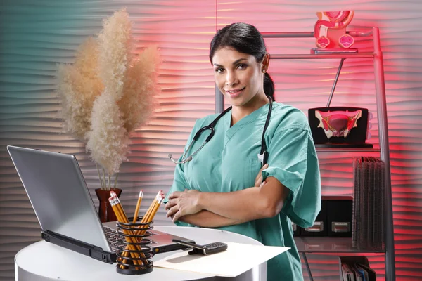 Médico femenino trabajando con portátil — Foto de Stock