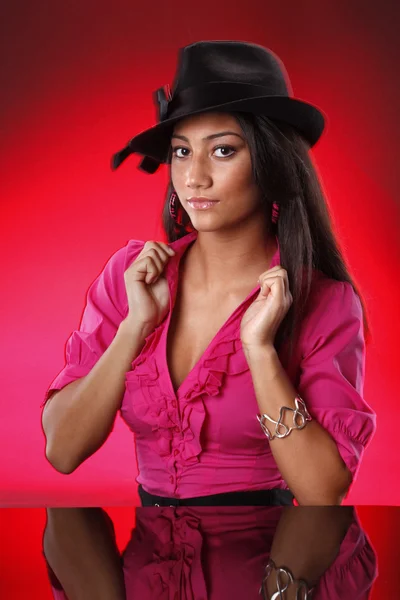 Bruna ragazza con cappello — Foto Stock