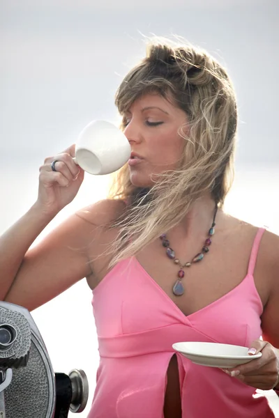 Schattige blonde meisje drinkt een koffie — Stockfoto