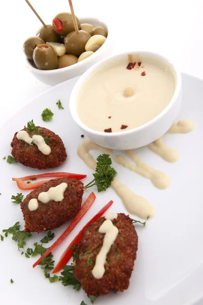 Kızarmış kibbe, çekirdeksiz zeytin ve humus tahine — Stok fotoğraf